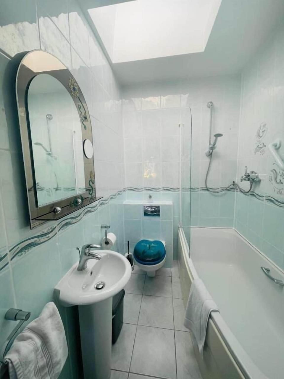 Basic Triple Room, Partial Sea View | Bathroom