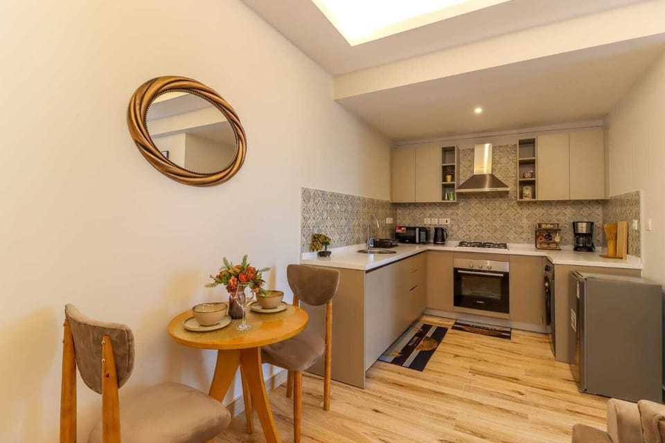 Full-size fridge, microwave, oven, stovetop