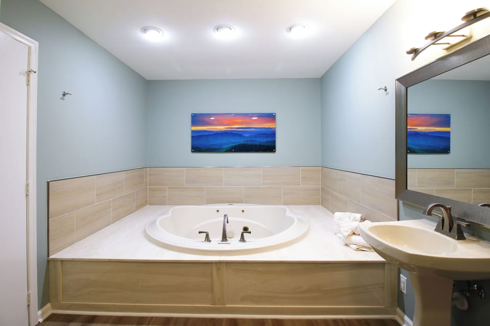 Bathroom number 1 with large jetted tub