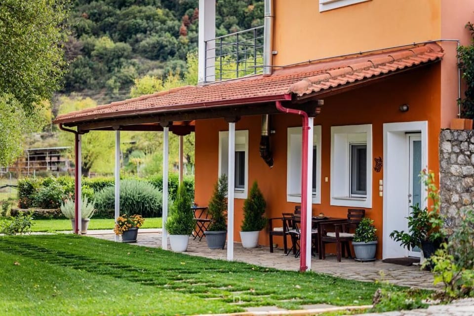 Covered veranda overlooking the garden and surrounding nature