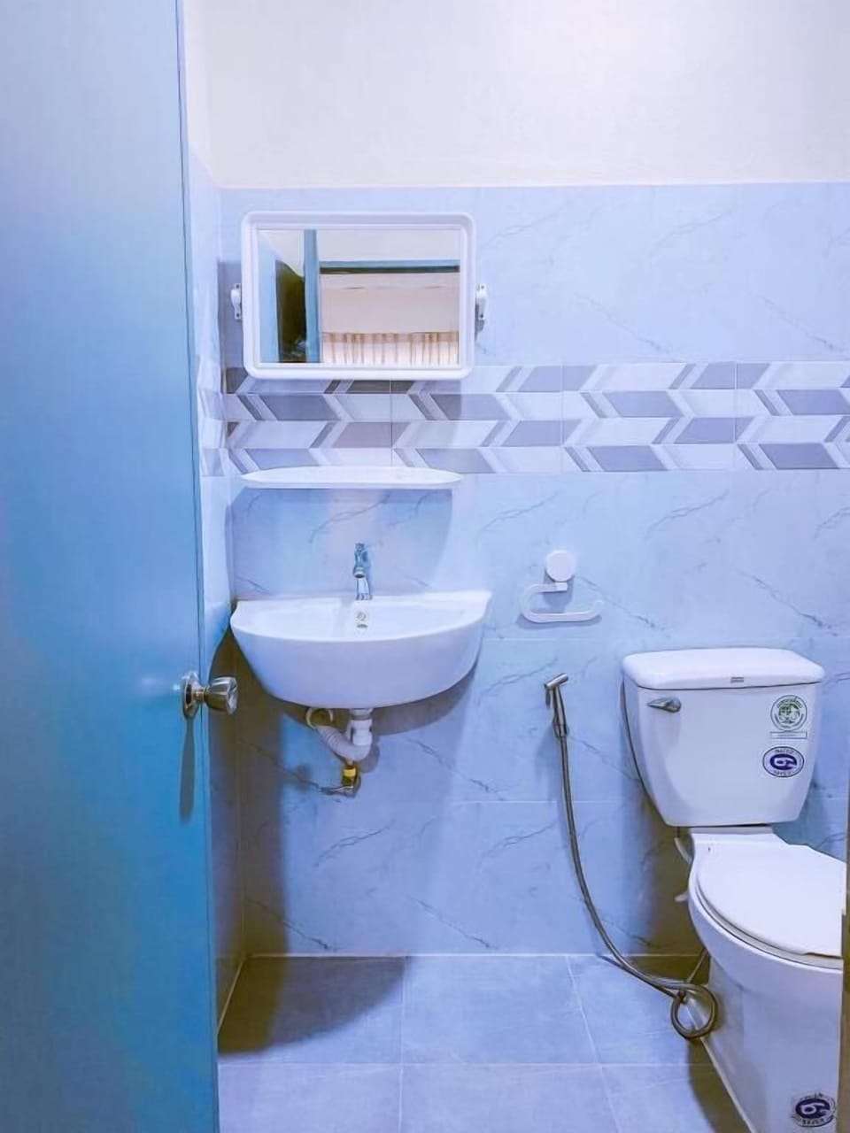 Shower, free toiletries, towels, toilet paper