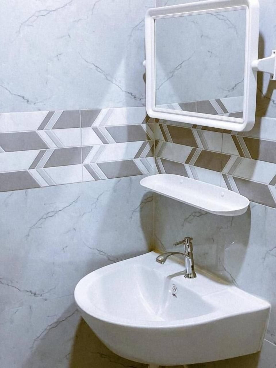 Standard Double Room | Bathroom | Shower, free toiletries, towels, toilet paper