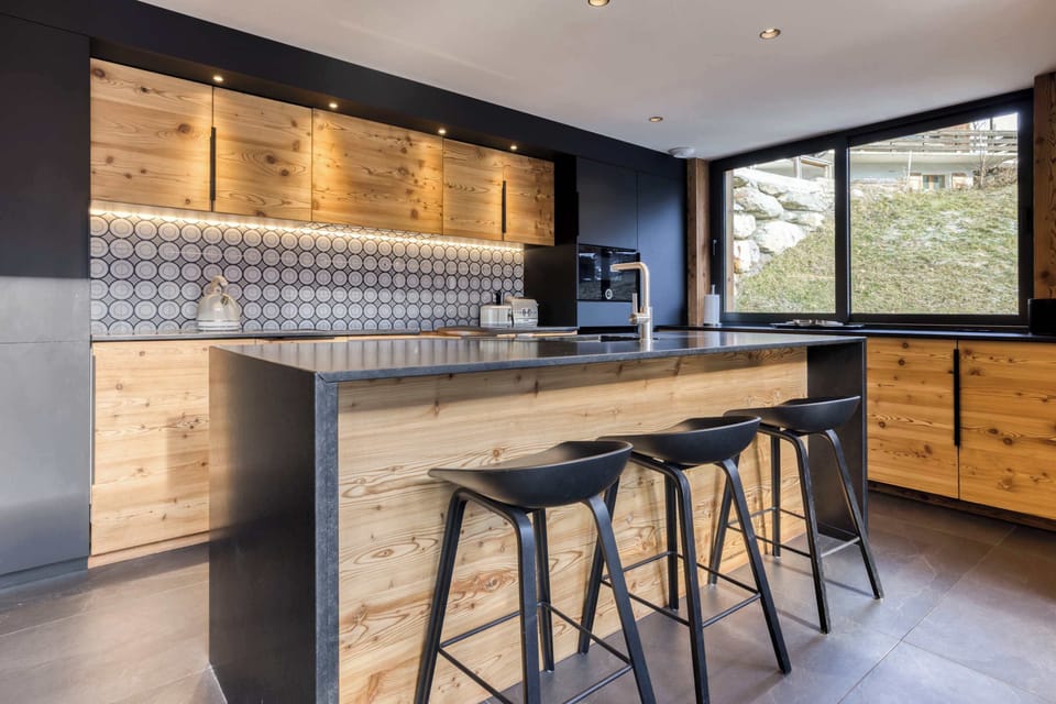 Fully equipped kitchen with high end appliances to allow you to enjoy nice family dinners. Raclette machine & fondue sets available on the property.