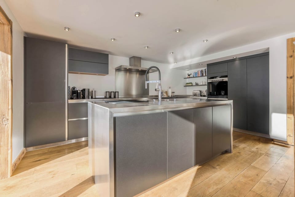 High end, super equipped Kitchen with Le Creuset cooking pans. Perfect for foodies!