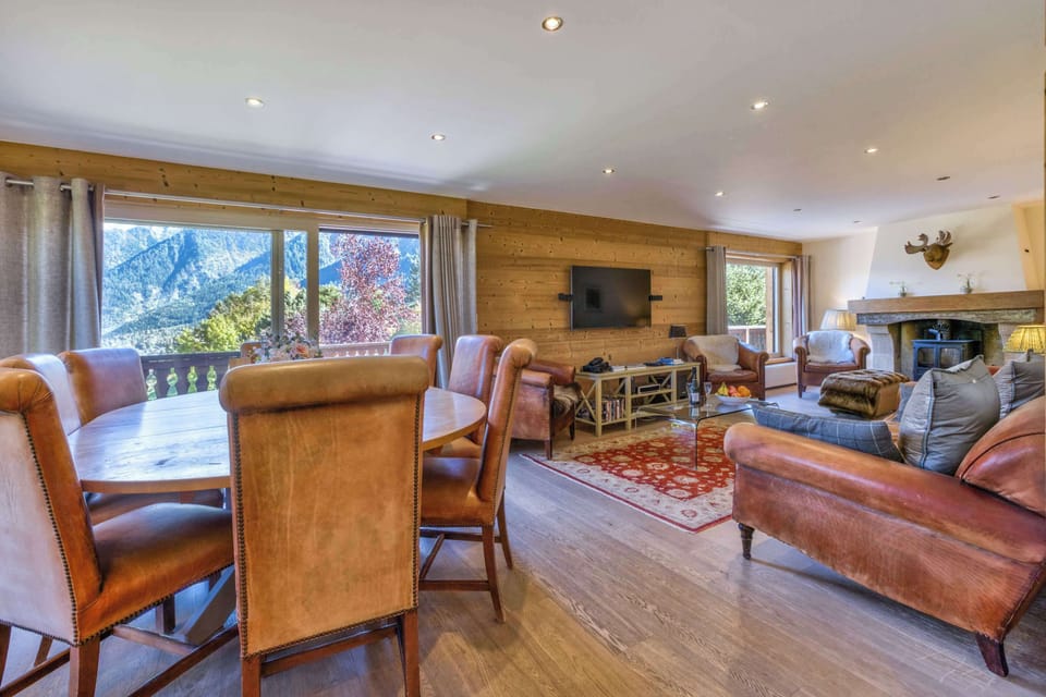 The space, with views on the Mont-Blanc Massive from each Window.