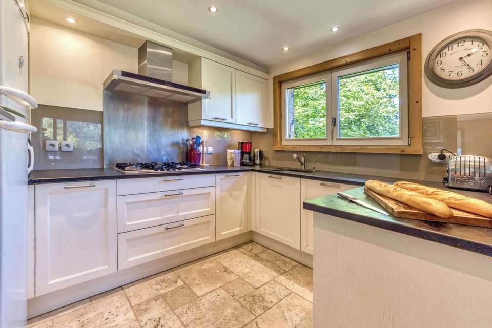 Enjoy a fully equiped Kitchen with a full size fridge, Raclette Machine, Fondue & Nespresso coffee machine.