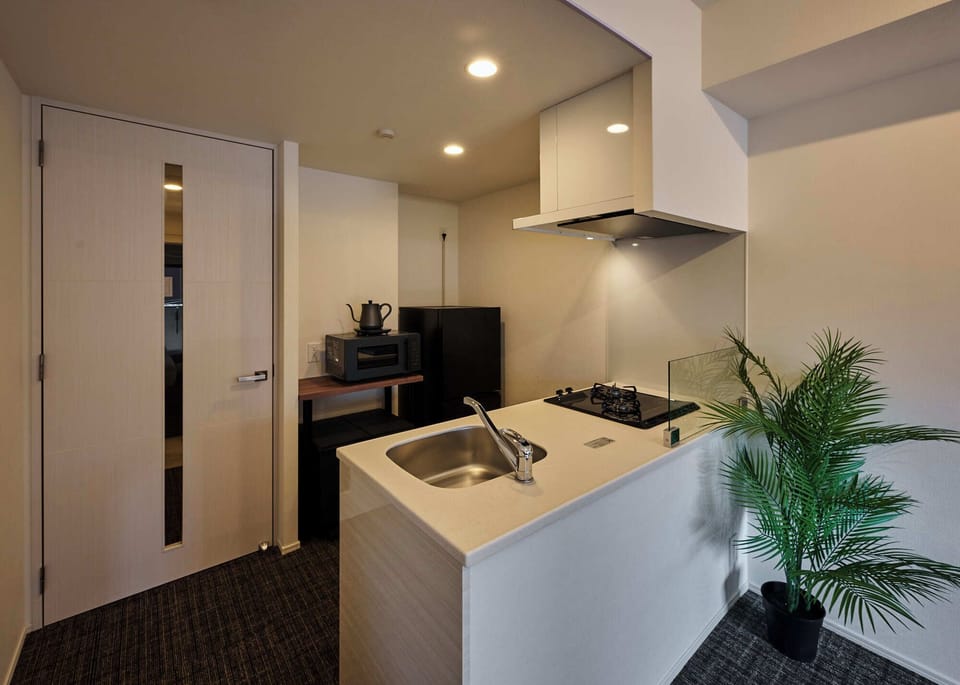 Twin Room | Private kitchen | Full-size fridge, stovetop, electric kettle, cookware/dishes/utensils