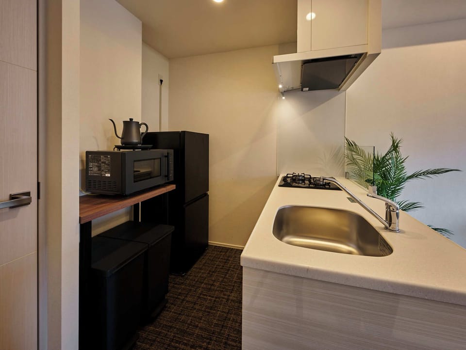 Twin Room | Private kitchen | Full-size fridge, stovetop, electric kettle, cookware/dishes/utensils