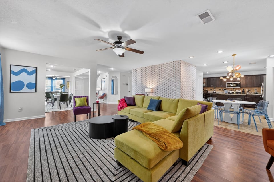 House, 5 Bedrooms | Living area | Smart TV