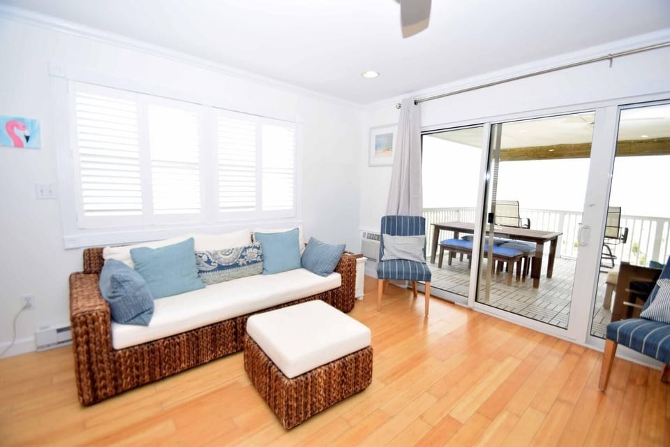 Condo, 1 Bedroom | Living area | Streaming services