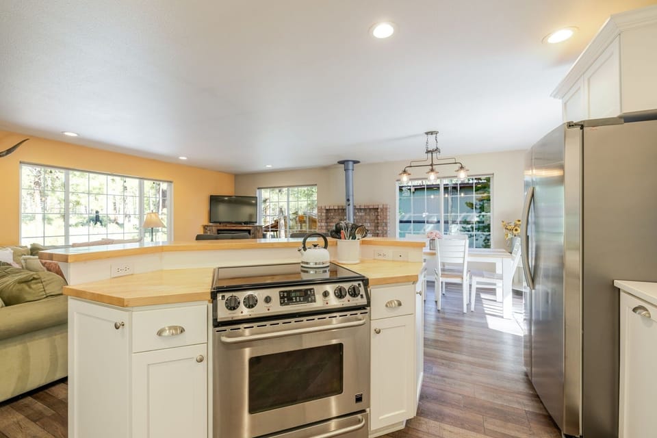 House, 3 Bedrooms | Private kitchen | Fridge, oven, coffee/tea maker, toaster
