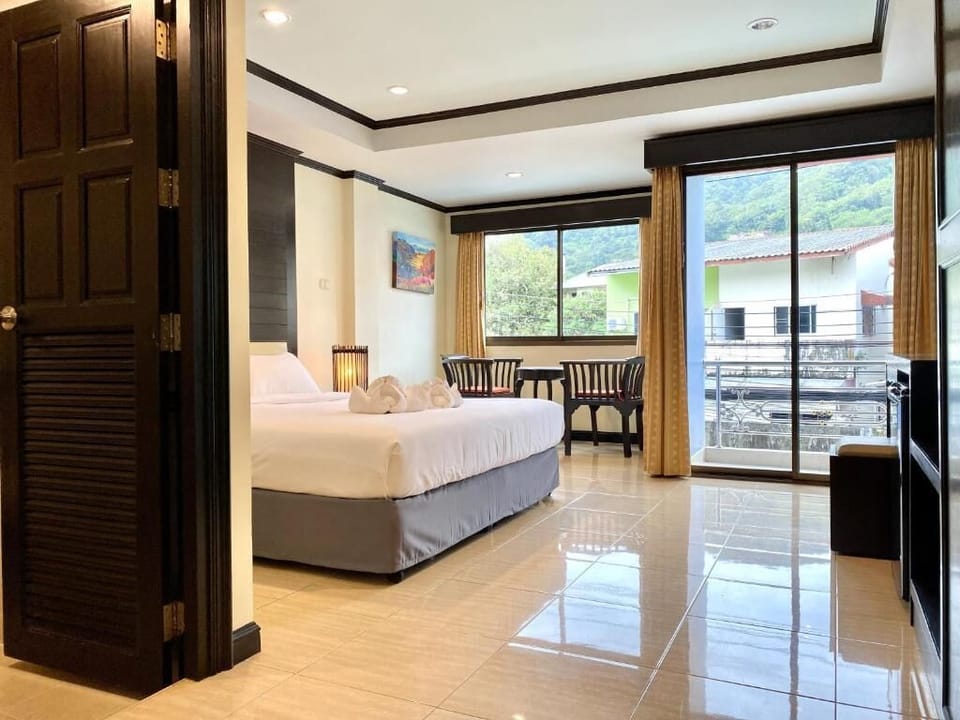 In-room safe, desk, free WiFi