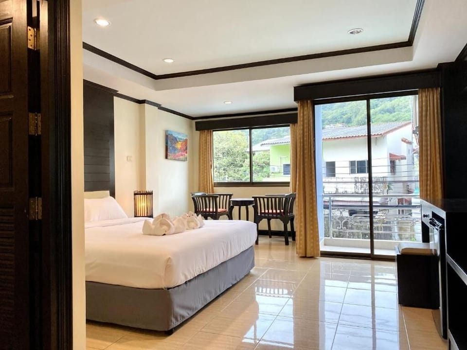 In-room safe, desk, free WiFi