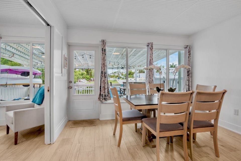 Dining Table with seating for 6