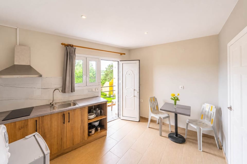 The fully equipped kitchen and dining space make it easy to enjoy relaxed meals together during your stay.