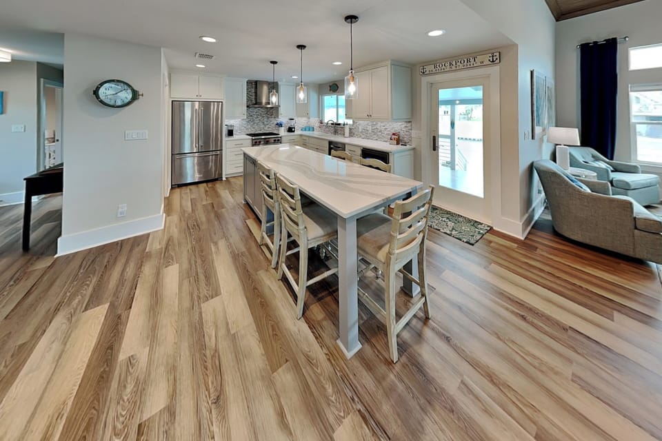 Kitchen - Countertop Seating for 5 - First Floor