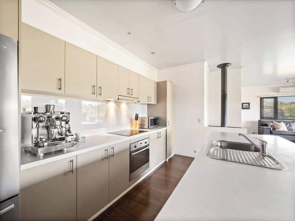 Bright and thoughtfully appointed, the kitchen makes holiday cooking effortless with ample bench space and everything needed to prepare anything from leisurely breakfasts to shared evening feasts.