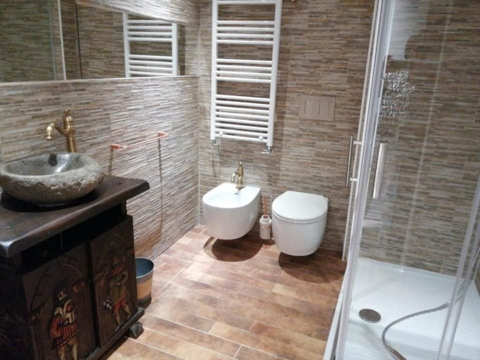 Double Room, Private Bathroom, Courtyard View | Bathroom | Free toiletries, hair dryer, towels, soap