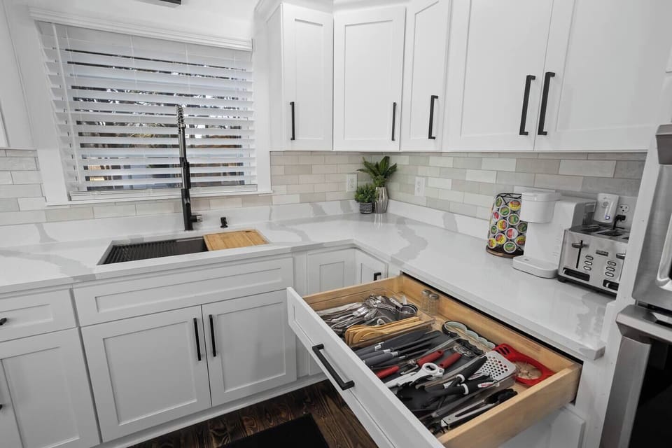 Fully equipped kitchen featuring modern appliances and all the essentials for cooking. Bright and spacious with plenty of counter space, perfect for business travelers or vacationers who enjoy preparing meals during their stay.