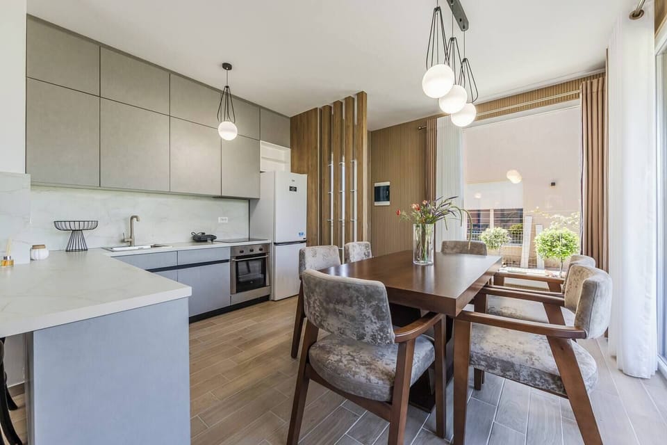 Fully-equipped kitchen and dining area