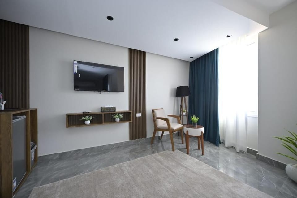In-room safe, soundproofing, WiFi (free)
