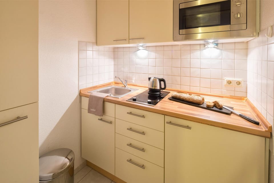 Standard Apartment, 1 Queen Bed, Kitchenette (Living Room) | Private kitchenette