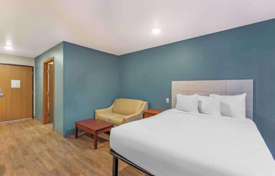 Room, 1 Queen Bed, Non Smoking (Kitchen) | Free WiFi, bed sheets