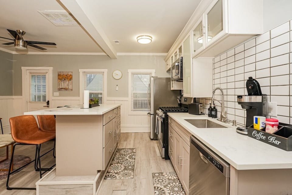 KITCHEN/DINING