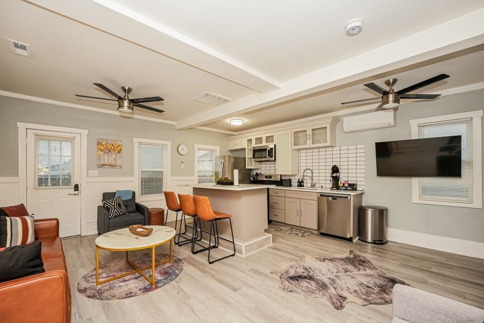 KITCHEN/DINING/LIVING