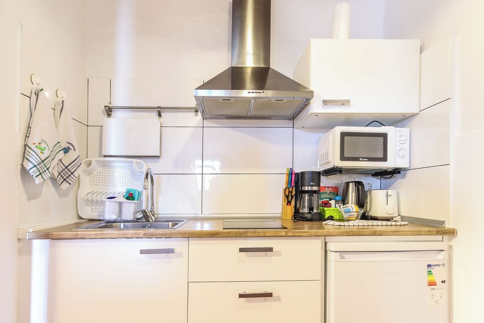 Apartment, Mountain View | Private kitchen | Fridge, microwave, stovetop, cookware/dishes/utensils