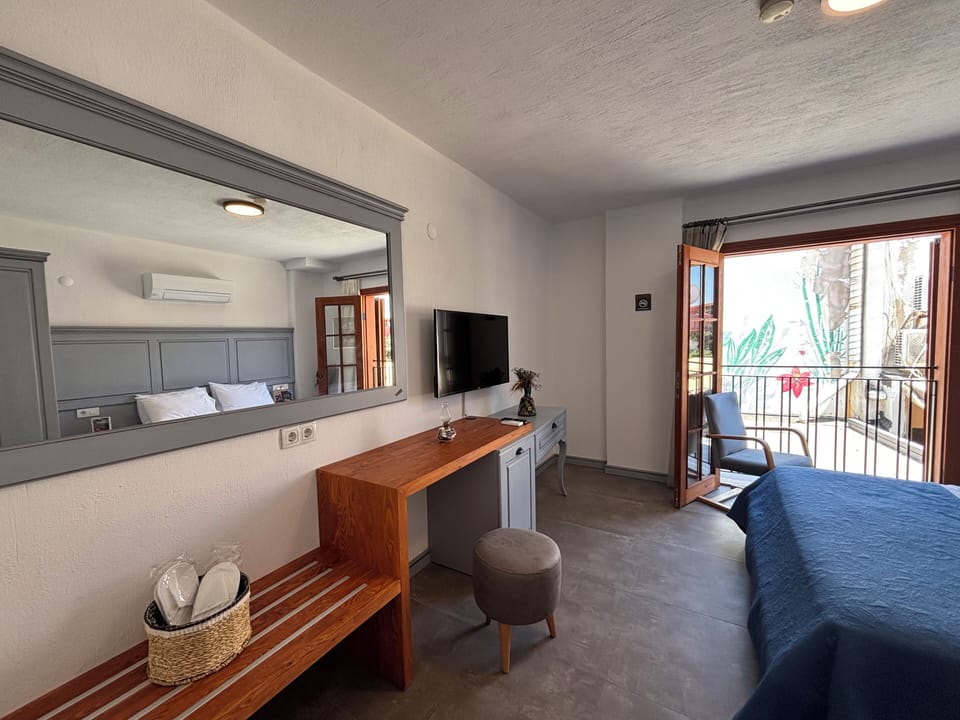 Desk, laptop workspace, free WiFi