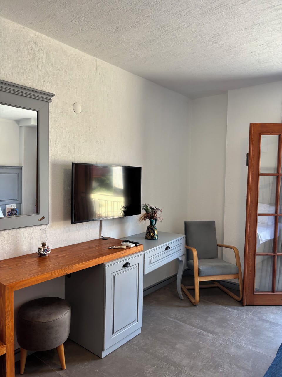Desk, laptop workspace, free WiFi