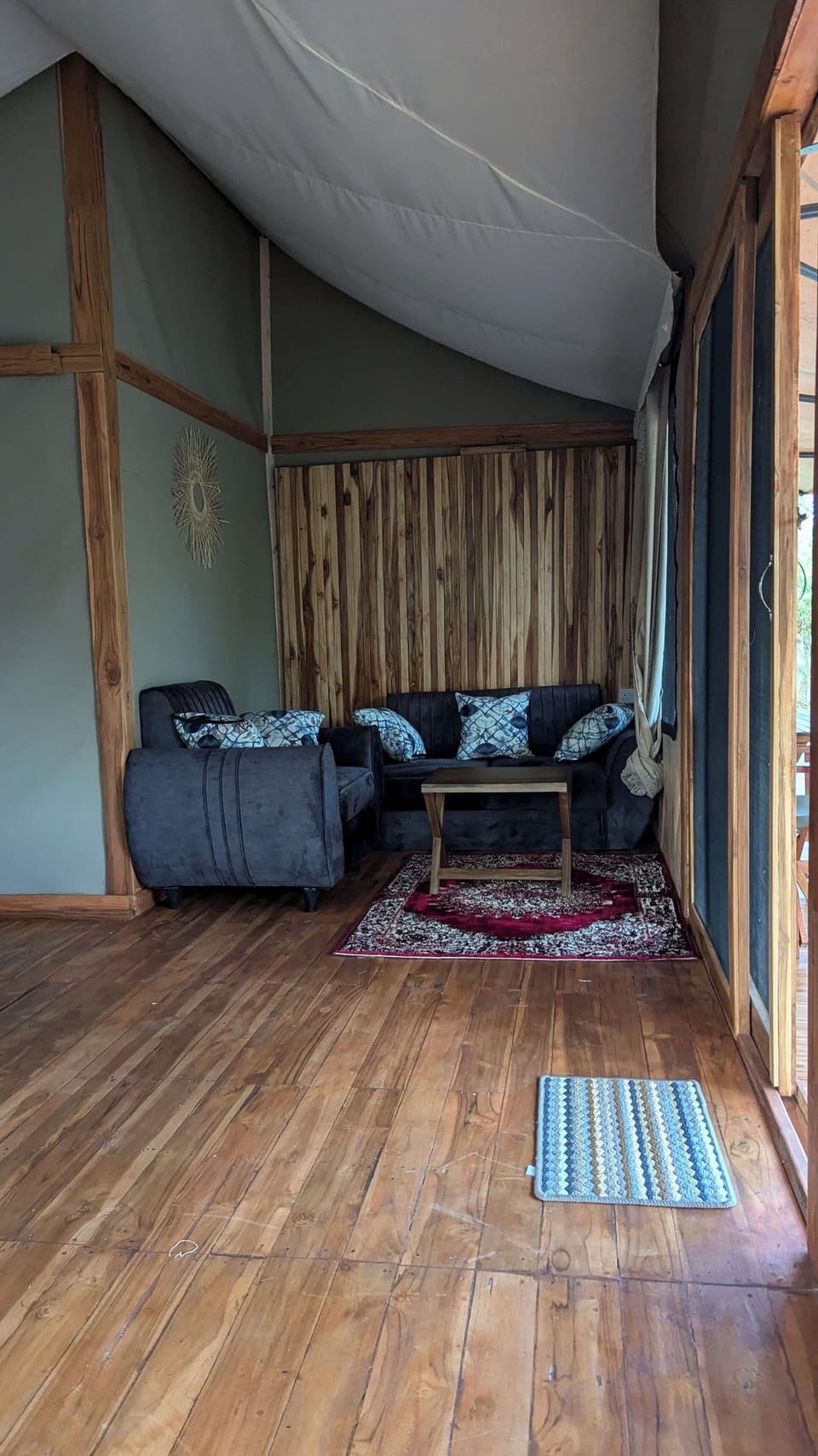 Economy Double or Twin Room | Living area