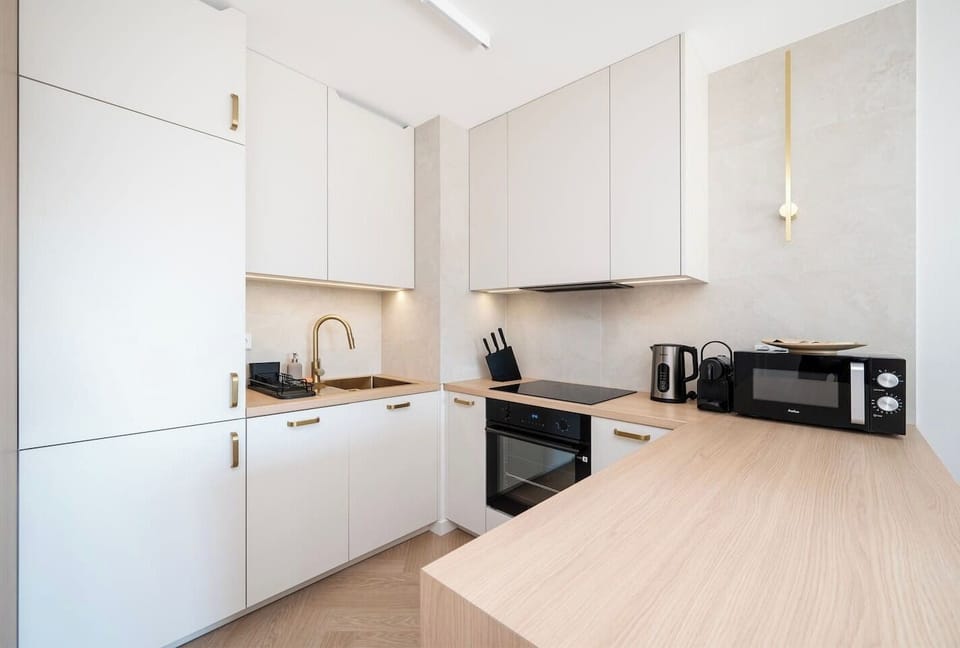 Bright 1-Bedroom Apartment with Parking Access and Balcony | Book Now with RENTUJEMY.COM