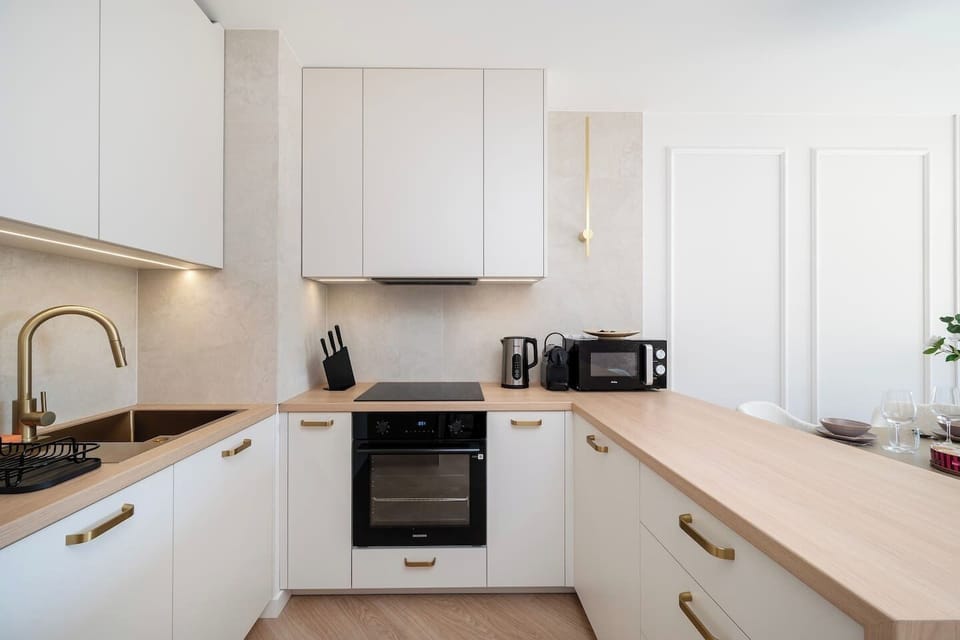 Bright 1-Bedroom Apartment with Parking Access and Balcony | Book Now with RENTUJEMY.COM