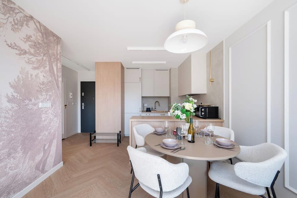 Bright 1-Bedroom Apartment with Parking Access and Balcony | Book Now with RENTUJEMY.COM