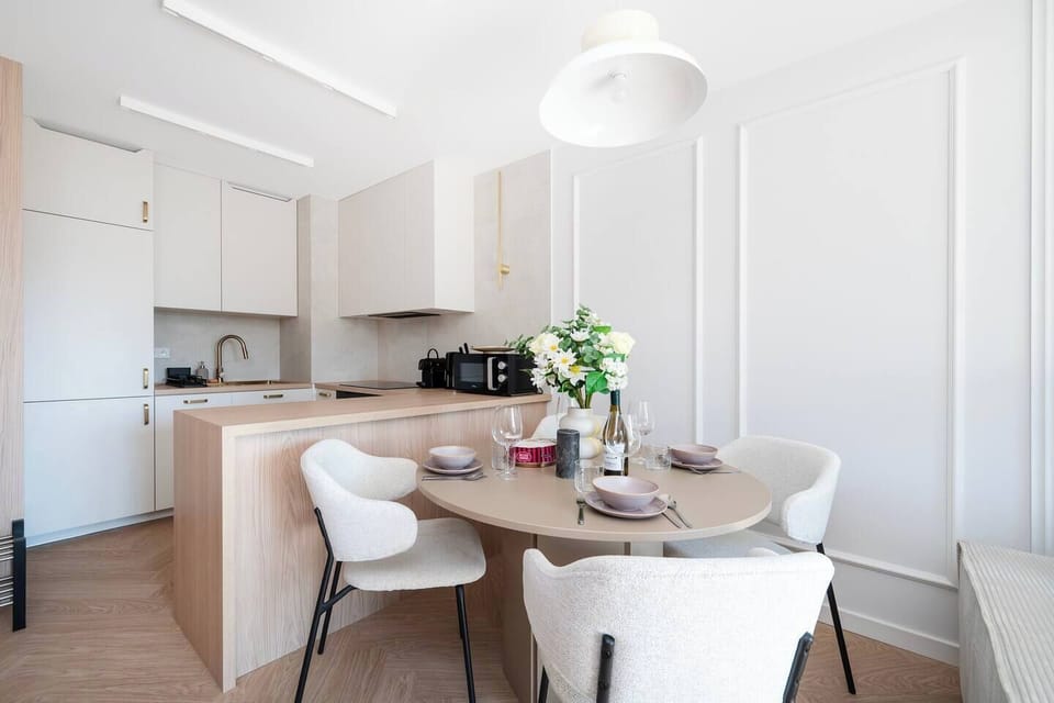 Bright 1-Bedroom Apartment with Parking Access and Balcony | Book Now with RENTUJEMY.COM