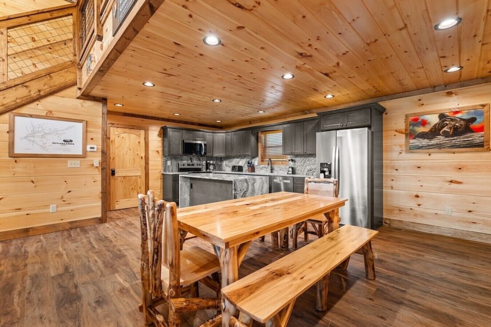 Kitchen & Dining