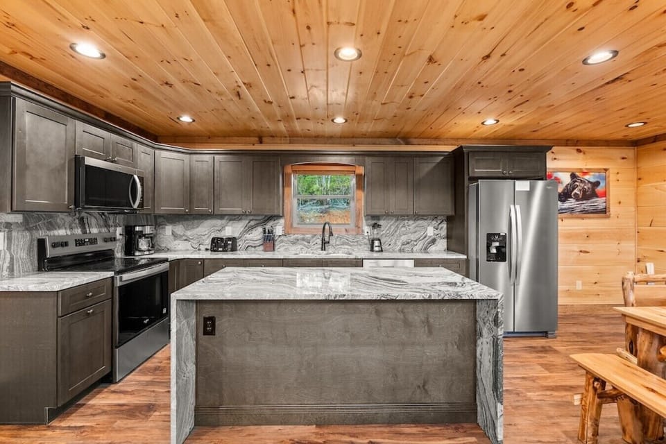 Full Kitchen with Island & Bar Stools