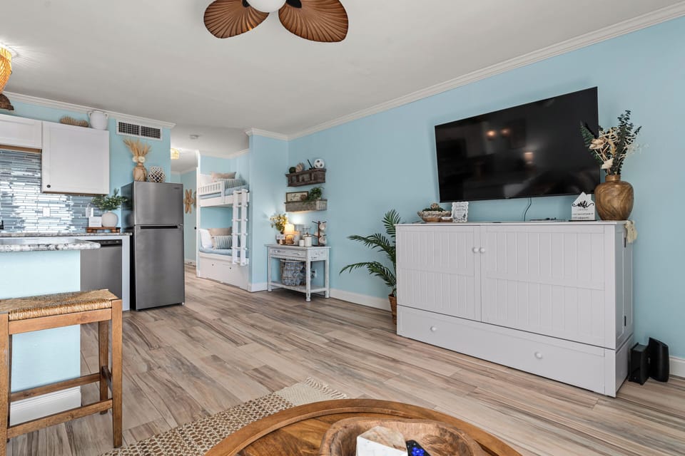 Spacious Living Room w/Murphy Bed & Twin Bunk Bed Nook