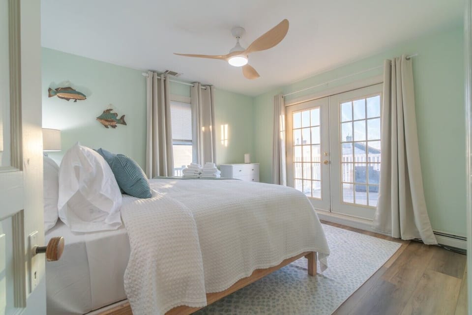 Enjoy a restful night`s sleep in the comfortable king-size bed. This cozy and inviting bedroom provides a peaceful retreat to relax and recharge.