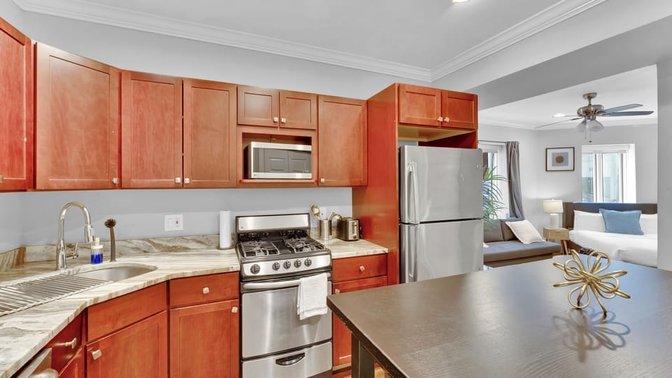 Studio, 1 Queen Bed with Sofa bed | Private kitchen | Coffee/tea maker, dining tables