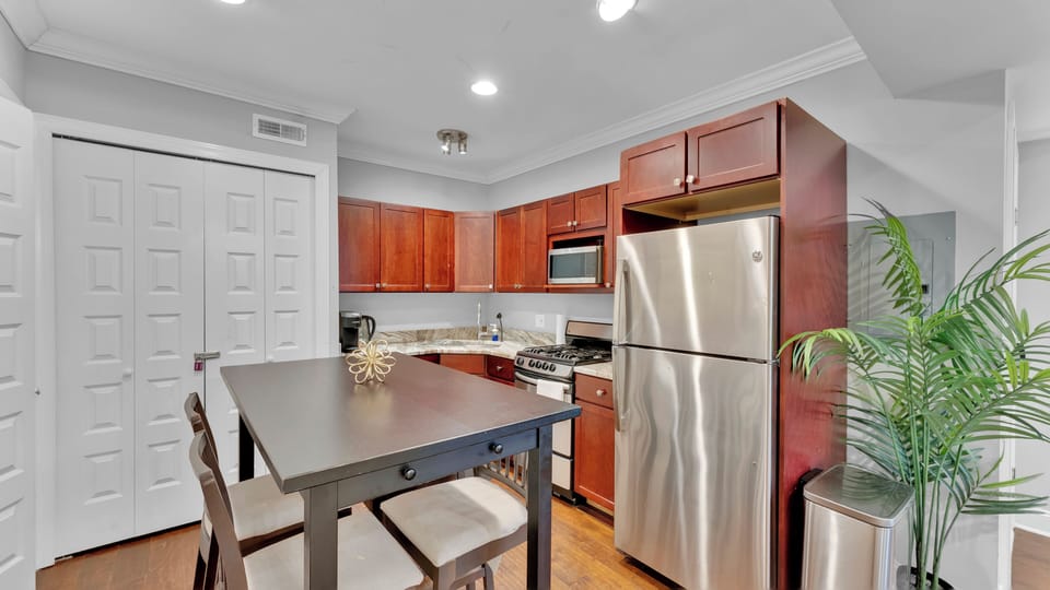 Studio, 1 Queen Bed with Sofa bed | Private kitchen | Coffee/tea maker, dining tables