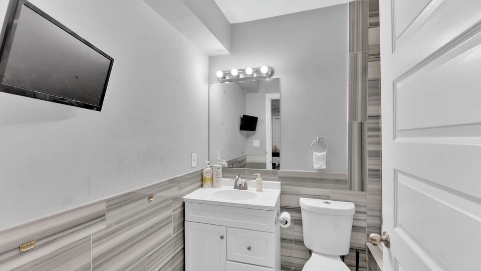 Studio, 1 Queen Bed with Sofa bed | Bathroom