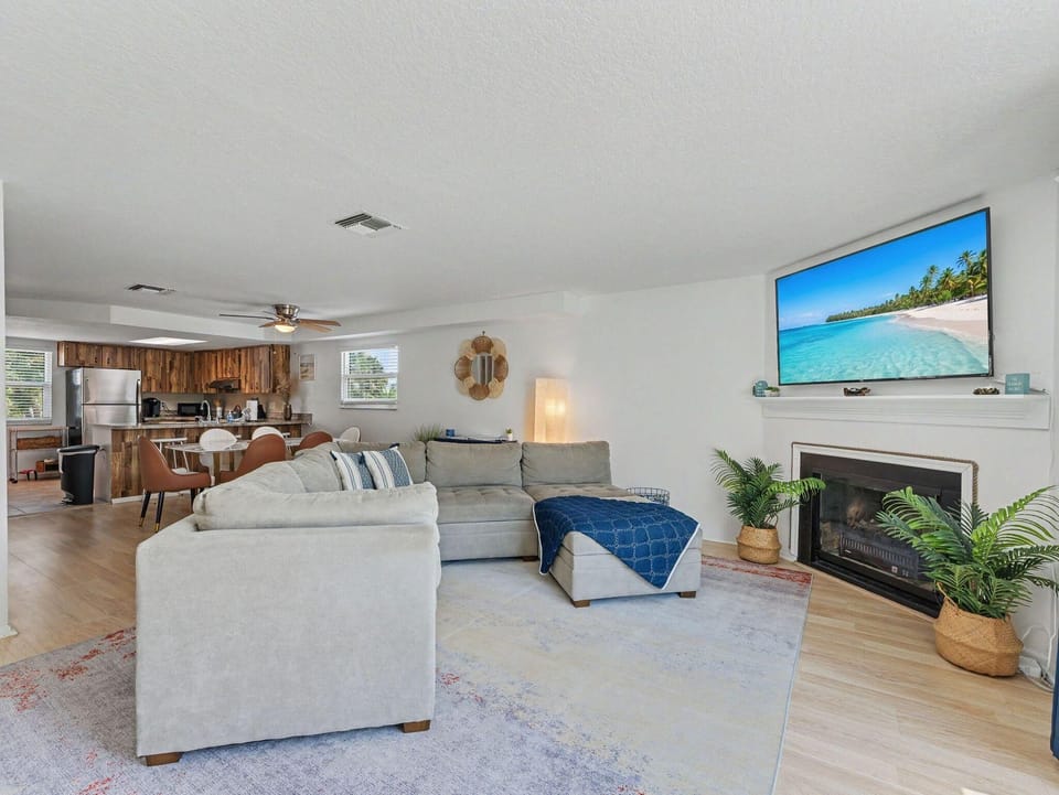 House, Multiple Beds (Beach Blast Retreat) | Living area