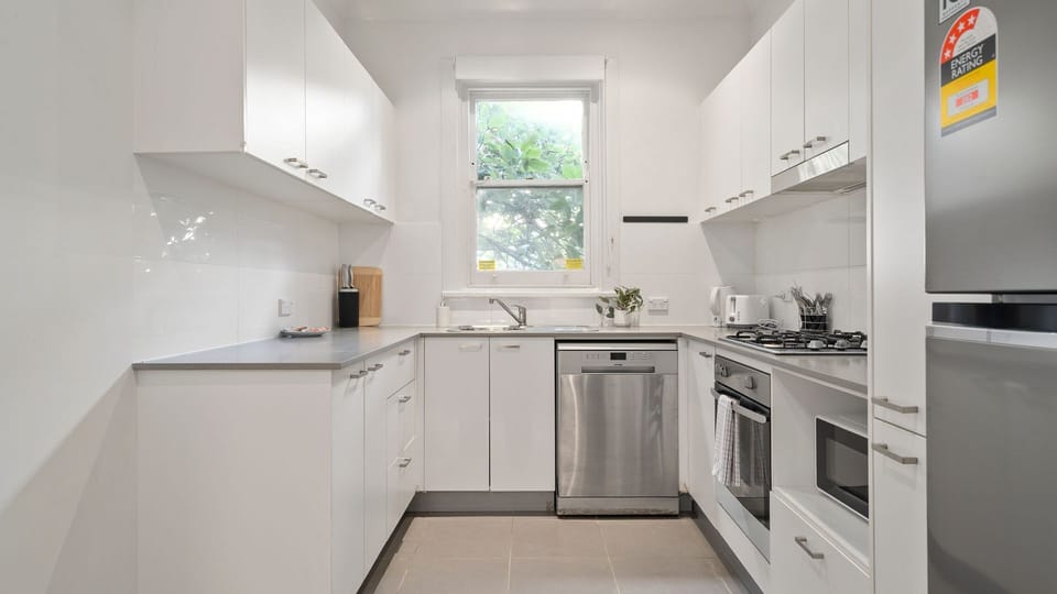 Bright and airy chef's corner, perfectly designed for both everyday meals and entertaining.