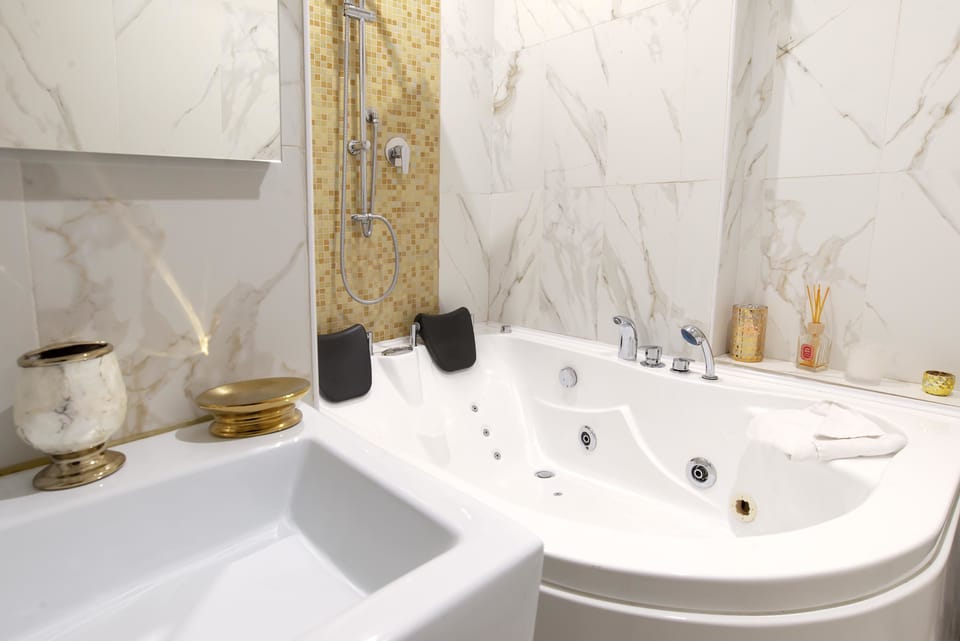 Economy Double Room | Bathroom amenities | Shower, free toiletries, hair dryer, slippers