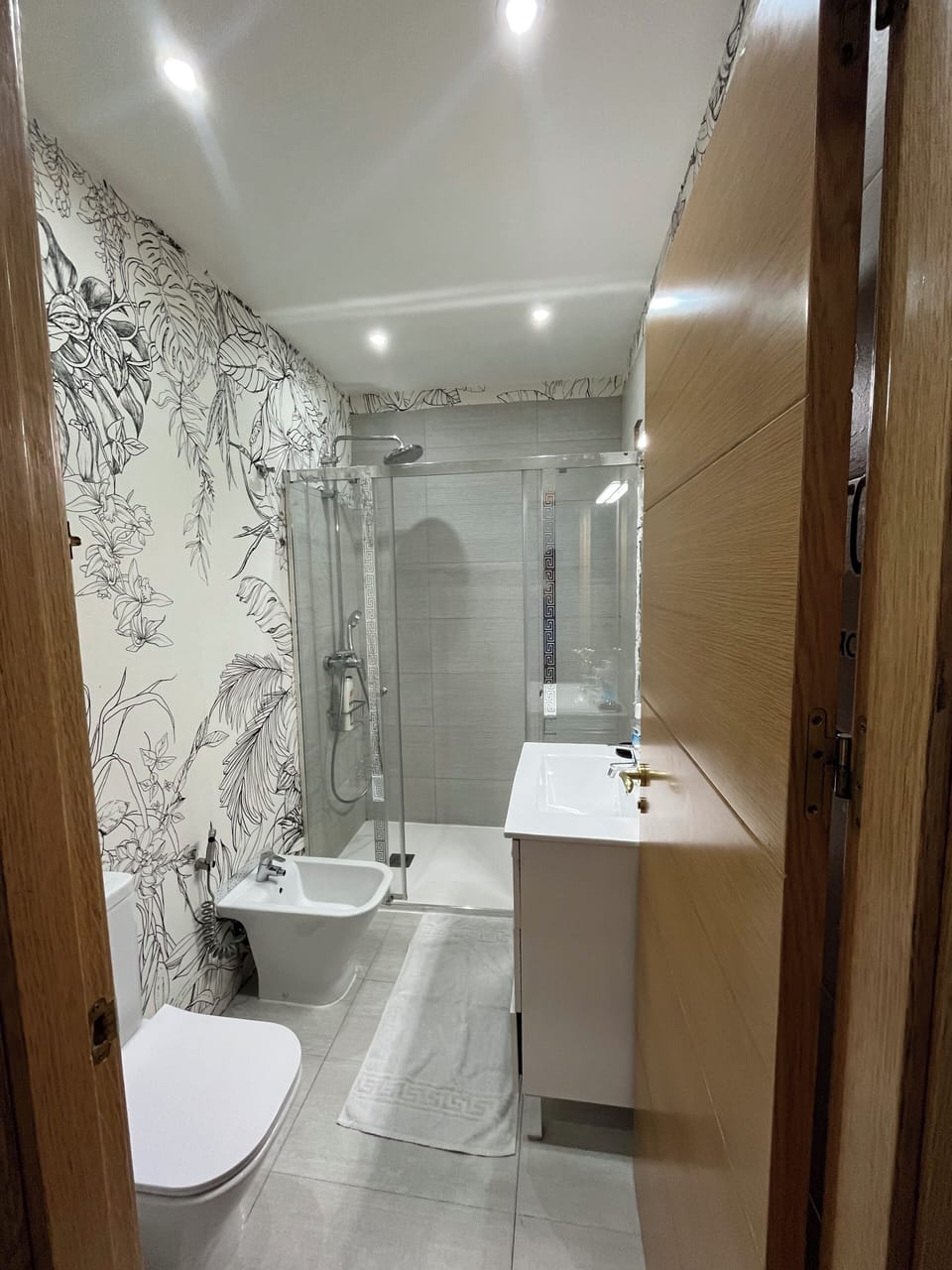 Comfort Room, 1 Queen Bed, Private Bathroom | Bathroom | Towels, soap, shampoo, toilet paper