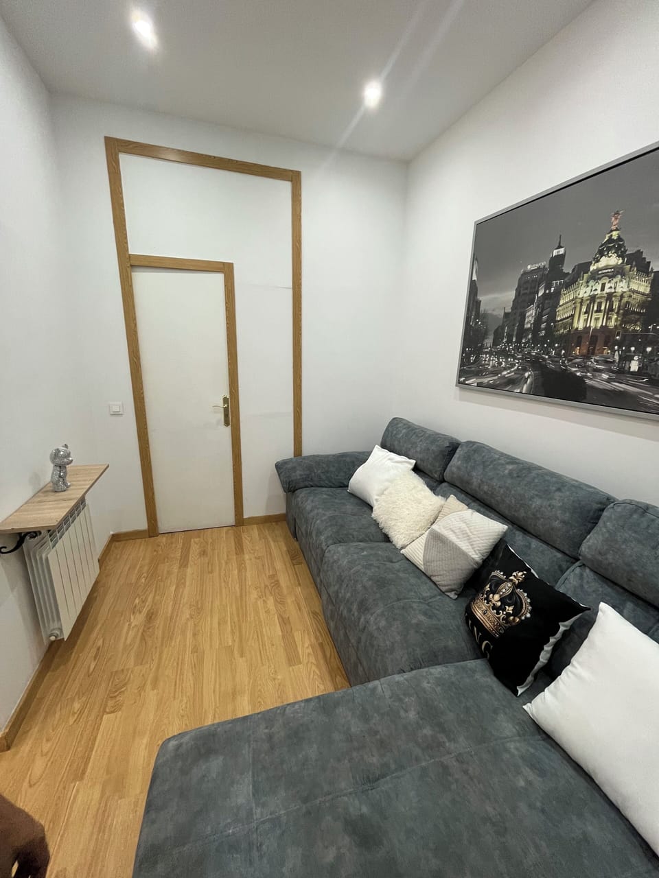 Deluxe Room | Living area | 54-inch flat-screen TV with cable channels