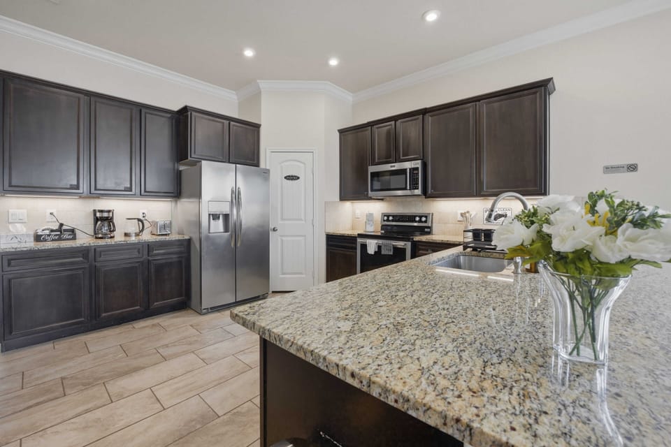 Full-size fridge, microwave, oven, stovetop